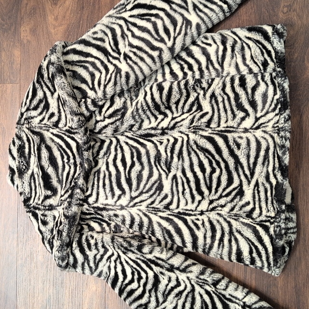 Alice + Olivia Black and White Faux Fur Jacket - Picture 2 of 6